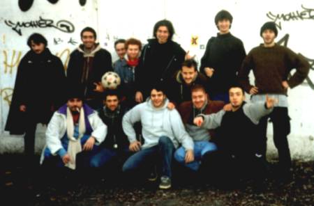 BC FC 1998 - sopra Maurizio Andrea Stelle Sabi Matteo Feliçio e Lele - sotto Sandro Tono Turi Azza e Machno - in mezzo l'unico vero crucco di tutto il tour Enrico - Chekov - Cottbus 02.01.1998